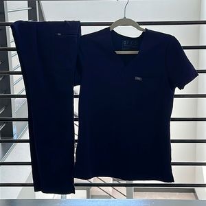 Figs Scrub Set, dark purple.